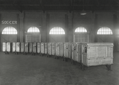 172377 Afbeelding van een reeks kleine laadkisten van de N.S. in de goederenloods te Maastricht Boschpoort.